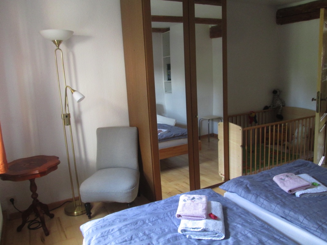 Fewo 01 - Schlafzimmer mit Leseecke + Ki-Bett Ferienwohnung 1 “Gute Stube”